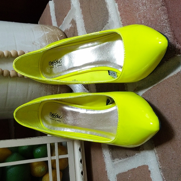 Mossimo Highlighter Yellow Pumps - Picture 2 of 6